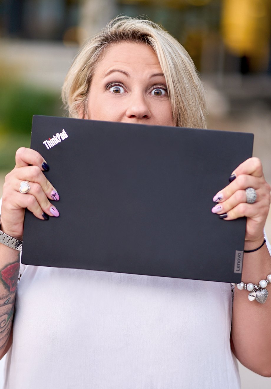 angelika-stempfle-newsletter-ueberrascht Angelika Stempfle schaut mit großen Augen über den Rand ihres zugeklappten Laptops