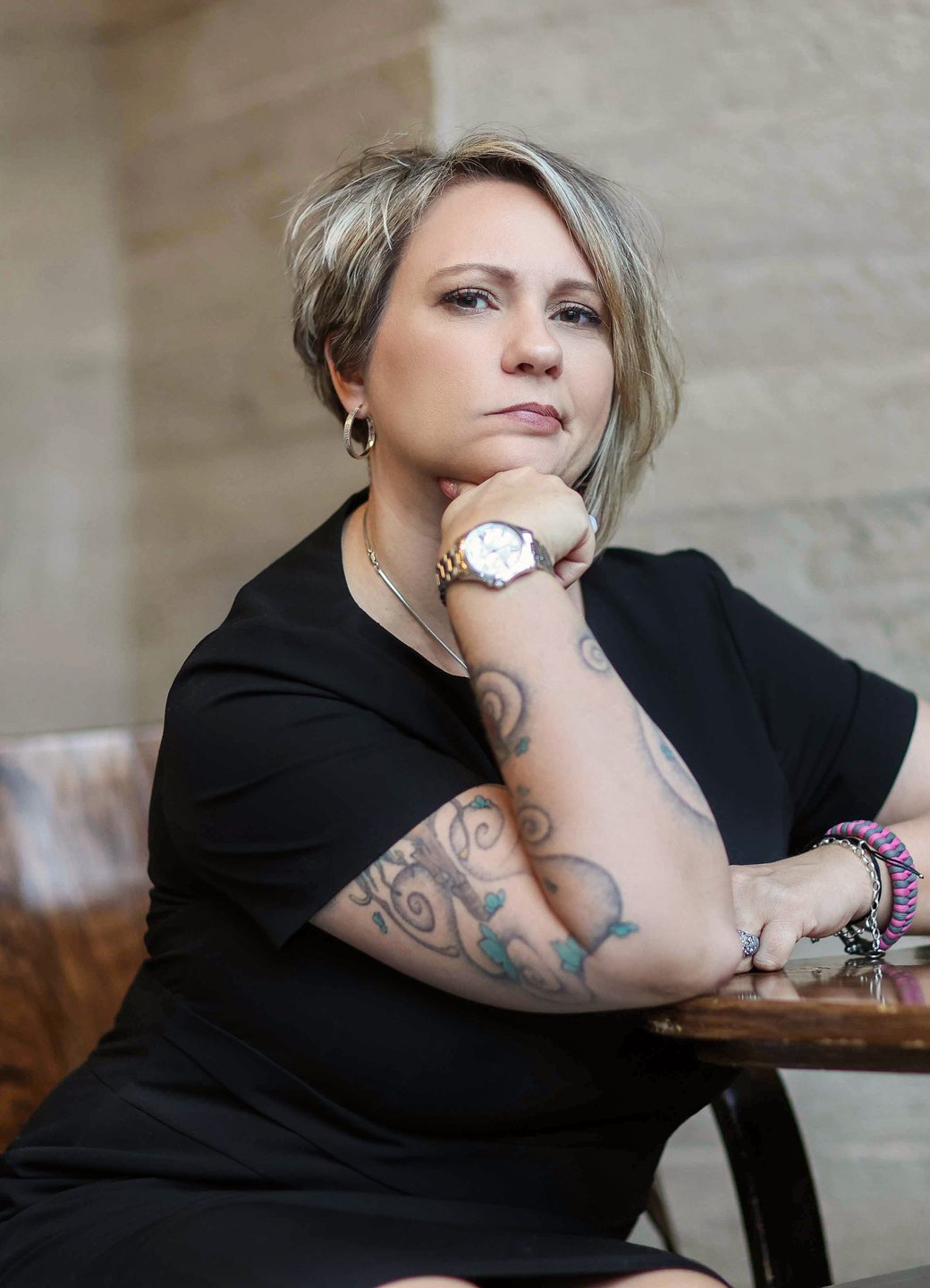 angelika-stempfle-warum-ich Angelika Stempfle im Café, das Kinn auf die Hand gestützt, mit direktem Blick