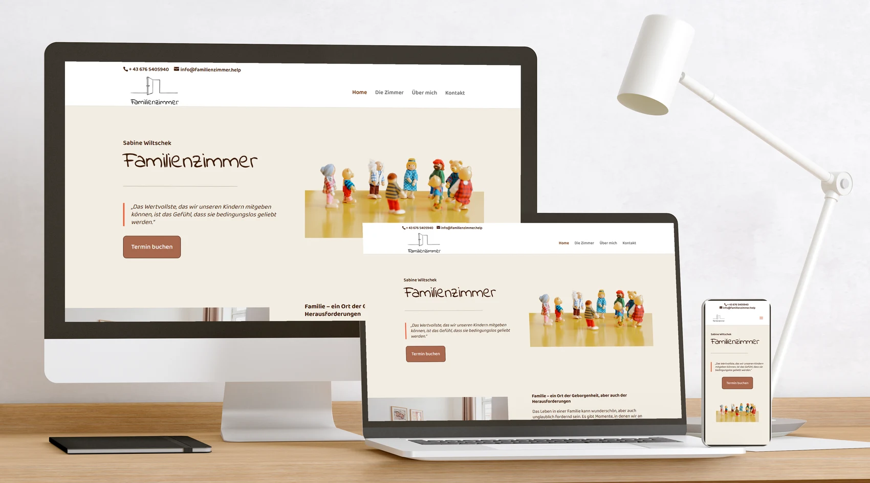 Website Familienzimmer auf Bildschirm, Laptop und Handy